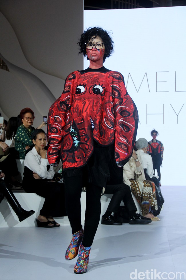 Berkolaborasi dengan seniman asal Yogyakarta Erica Hestu, Mel Ahyar menampilkan koleksi busana bertajuk bertajuk Versecapades di Fashion Nation 2023, Senayan City, Jakarta, Kamis [21/9/2023]. Mel menghadirkan busana dengan lukisan karya Erica yang bertemakan ‘multiverse’ cerita rakyat. Foto: Mohammad Abduh/detikcom.