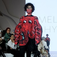 Berkolaborasi dengan seniman asal Yogyakarta Erica Hestu, Mel Ahyar menampilkan koleksi busana bertajuk bertajuk Versecapades di Fashion Nation 2023, Senayan City, Jakarta, Kamis [21/9/2023]. Mel menghadirkan busana dengan lukisan karya Erica yang bertemakan ‘multiverse’ cerita rakyat. Foto: Mohammad Abduh/detikcom.