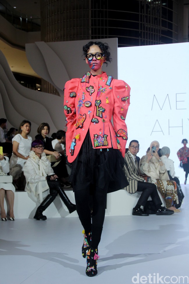 Berkolaborasi dengan seniman asal Yogyakarta Erica Hestu, Mel Ahyar menampilkan koleksi busana bertajuk bertajuk Versecapades di Fashion Nation 2023, Senayan City, Jakarta, Kamis [21/9/2023]. Mel menghadirkan busana dengan lukisan karya Erica yang bertemakan ‘multiverse’ cerita rakyat. Foto: Mohammad Abduh/detikcom.