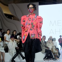 Berkolaborasi dengan seniman asal Yogyakarta Erica Hestu, Mel Ahyar menampilkan koleksi busana bertajuk bertajuk Versecapades di Fashion Nation 2023, Senayan City, Jakarta, Kamis [21/9/2023]. Mel menghadirkan busana dengan lukisan karya Erica yang bertemakan ‘multiverse’ cerita rakyat. Foto: Mohammad Abduh/detikcom.