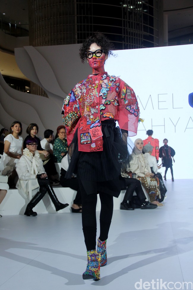 Berkolaborasi dengan seniman asal Yogyakarta Erica Hestu, Mel Ahyar menampilkan koleksi busana bertajuk bertajuk Versecapades di Fashion Nation 2023, Senayan City, Jakarta, Kamis [21/9/2023]. Mel menghadirkan busana dengan lukisan karya Erica yang bertemakan ‘multiverse’ cerita rakyat. Foto: Mohammad Abduh/detikcom.