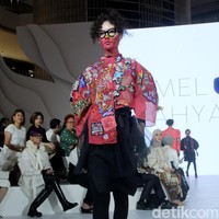Berkolaborasi dengan seniman asal Yogyakarta Erica Hestu, Mel Ahyar menampilkan koleksi busana bertajuk bertajuk Versecapades di Fashion Nation 2023, Senayan City, Jakarta, Kamis [21/9/2023]. Mel menghadirkan busana dengan lukisan karya Erica yang bertemakan ‘multiverse’ cerita rakyat. Foto: Mohammad Abduh/detikcom.