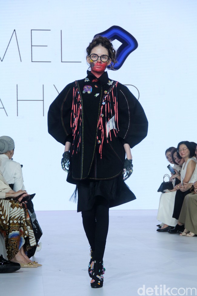 Berkolaborasi dengan seniman asal Yogyakarta Erica Hestu, Mel Ahyar menampilkan koleksi busana bertajuk bertajuk Versecapades di Fashion Nation 2023, Senayan City, Jakarta, Kamis [21/9/2023]. Mel menghadirkan busana dengan lukisan karya Erica yang bertemakan ‘multiverse’ cerita rakyat. Foto: Mohammad Abduh/detikcom.