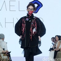 Berkolaborasi dengan seniman asal Yogyakarta Erica Hestu, Mel Ahyar menampilkan koleksi busana bertajuk bertajuk Versecapades di Fashion Nation 2023, Senayan City, Jakarta, Kamis [21/9/2023]. Mel menghadirkan busana dengan lukisan karya Erica yang bertemakan ‘multiverse’ cerita rakyat. Foto: Mohammad Abduh/detikcom.