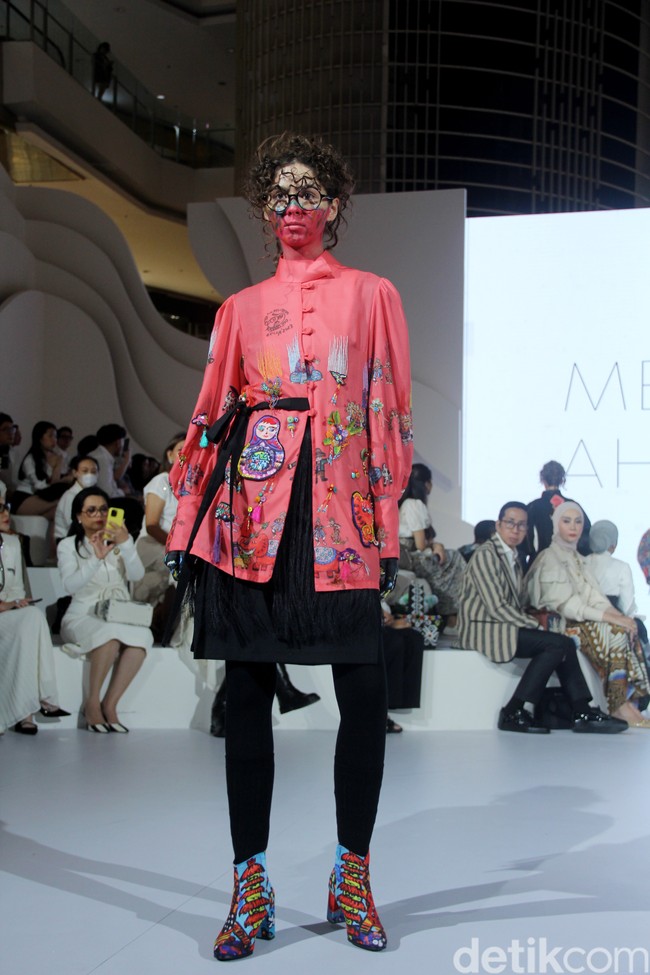 Berkolaborasi dengan seniman asal Yogyakarta Erica Hestu, Mel Ahyar menampilkan koleksi busana bertajuk bertajuk Versecapades di Fashion Nation 2023, Senayan City, Jakarta, Kamis [21/9/2023]. Mel menghadirkan busana dengan lukisan karya Erica yang bertemakan ‘multiverse’ cerita rakyat. Foto: Mohammad Abduh/detikcom.