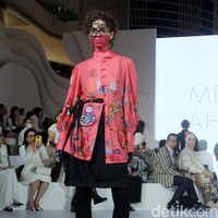 Berkolaborasi dengan seniman asal Yogyakarta Erica Hestu, Mel Ahyar menampilkan koleksi busana bertajuk bertajuk Versecapades di Fashion Nation 2023, Senayan City, Jakarta, Kamis [21/9/2023]. Mel menghadirkan busana dengan lukisan karya Erica yang bertemakan ‘multiverse’ cerita rakyat. Foto: Mohammad Abduh/detikcom.