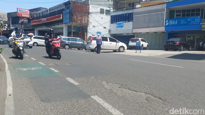 Kondisi aspal rusak di Jalan Suniaraja Bandung