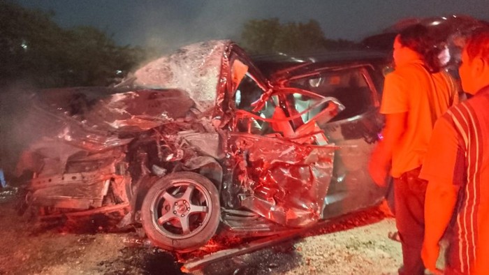 Kondisi mobil Xpander yang ditumpangi Ichfa Zuhri protokol Gubernur Riau. (Foto: Dok. Polres Siak)