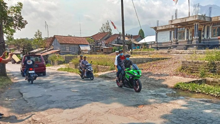 Kondisi ruas jalan di depan kantor Camat Selat, Banjar Dinas Bangbang Biaung, Desa Duda, Kecamatan Selat, Karangasem, Rabu (27/9/2023). (I Wayan Selamat Juniasa)