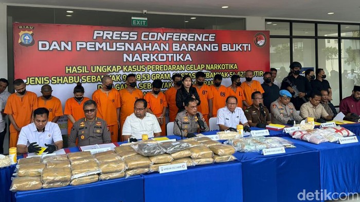 Konferensi pers penangkapan 16 tersangka narkoba di Polda Riau. (Raja Adil Siregar/detikSumut)