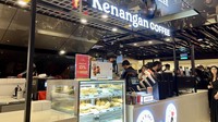 Menggunakan nama Kenangan Coffee, gerai pertama tersebut dibuka pada Kamis (26/9/2023) di lantai B1 Mal Raffles City yang terletak di area Downtown Core atau Pusat Bandar Singapura. Gerai tersebut menyediakan berbagai olahan kopi berbasis espresso yang sama dengan yang ada di Indonesia, serta aneka pastri. 