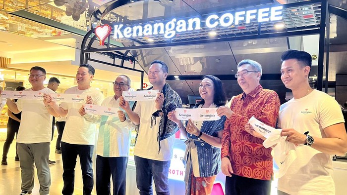 Kopi Branding Wonderfull Indonesia Hadir di Singapura Kemenparekraf mendukung kehadiran perdana Kopi Kenangan Branding Wonderful Indonesia di Singapura. Ini dalam upaya mengenalkan kopi Indonesia di kancah global.