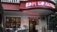 Desain bangunan yang unik dengan warna merah menjadikan Kopi Ko Acung menonjol dibandingkan tempat-tempat nongkrong lainnya di Jalan Sabang. Foto: Chelsea Olivia/detikcom