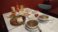 Menu yang disajikan merupakan makanan China peranakan dan makanan khas Kalimantan. Beberapa menu andalan di Kopi Ko Acung adalah Sop Singkong Kuah Sapi, Kwetiau Kuah Daging Sapi, Ayam Lanting Sungai Sambas, Choipan, hingga Roti Kukus Selai Kaya. Foto: Chelsea Olivia/detikcom