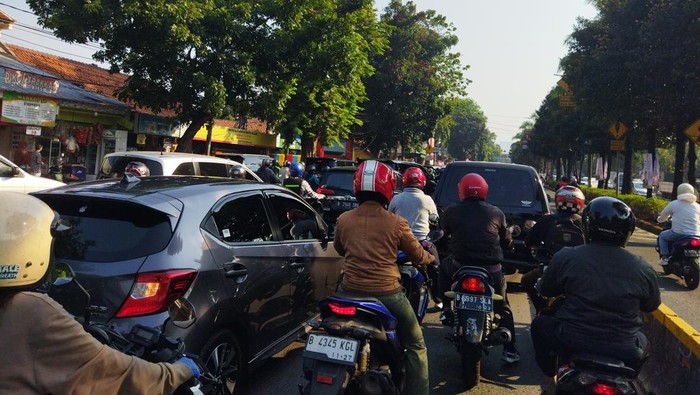 Lalin Warung Jati Arah Mampang Macet, Ada Pemotor Terobos Jalur Busway