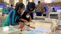 Pameran buku ini diikuti oleh sebanyak 50 penerbit dengan menampilkan ribuan buku bacaan dengan berbagai genre