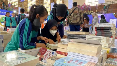 Antusiasme Pelajar Serbu Pameran Buku di GOR Saparua Bandung