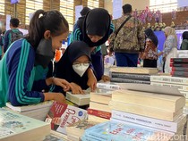 Antusiasme Pelajar Serbu Pameran Buku di GOR Saparua Bandung