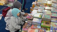 Anak-anak sangat antusias memilih buku bacaan yang diburunya.
