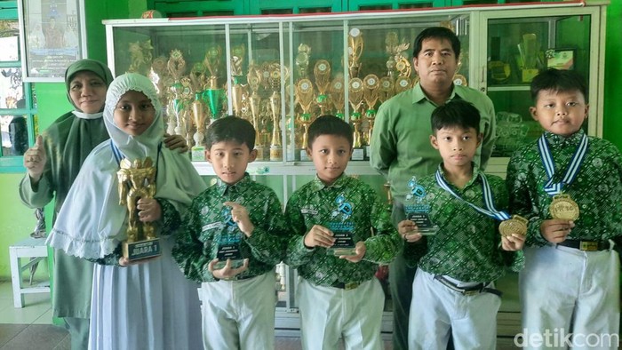Lima siswa SD di Gresik yang bakal ikuti kejuaraan robotika internasional di Singapura.