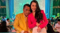Momen makan bersama juga terlihat pada foto yang satu ini. Hotman Paris bahkan tampak menyender di bahu Lisa saat mereka mengunjungi sebuah restoran. Foto: Instagram Lisa Oktiviani