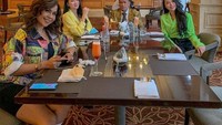 Begitu juga dengan momen ini, setelah syuting, Hotman Paris mengajak Lisa Oktaviani makan bareng dengan Melaney Ricardo. Foto: Instagram Lisa Oktiviani
