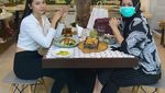 Momen Lisa Oktaviani Aspri ke-27 Hotman Paris Saat Makan Bersama