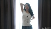 Namun, Lisa Oktaviani tak mudah tergoda dengan bujuk rayu para pria muda hingga tua. (Foto: Chelsea Olivia Daffa)