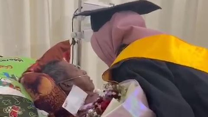 Mahasiswa Lampung viral datang ke RS pakai toga sebelum ayah meninggal.
