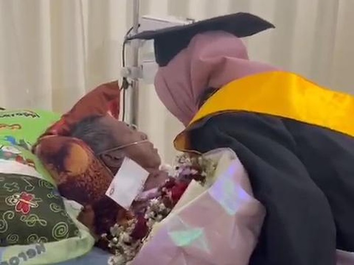 Mahasiswa Lampung viral datang ke RS pakai toga sebelum ayah meninggal.