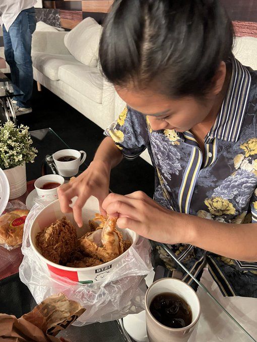 Makin Panas, Chef Renatta Moeloek Lanjut Curi Kulit Ayam Goreng Milik Chef Arnold