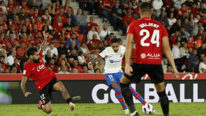 Soccer Football - LaLiga - RCD Mallorca v FC Barcelona - Son Moix, Palma, Mallorca, Spain - September 26, 2023 FC Barcelonas Raphinha scores their first goal REUTERS/Albert Gea