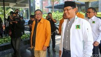 Oesman Sapta Odang (OSO) dan Mardiono berjalan memasuki gedung sambil melempar senyuman.  
