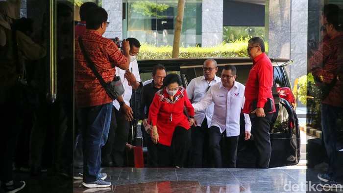 Megawati-Ketum Parpol Pendukung Ganjar Hadiri Rapat TPN Ketua Umum PDI Perjuangan (PDIP) Megawati Soekarnoputri menghadiri rapat mingguan Tim Pemenangan Nasional (TPN) Ganjar Pranowo di Gedung High End, Jakarta Pusat, Rabu (27/9/2023). Ketum parpol pendukung Ganjar seperti Oesman Sapta Odang, Hary Tanoesoedibjo, dan Mardiono juga hadir.
