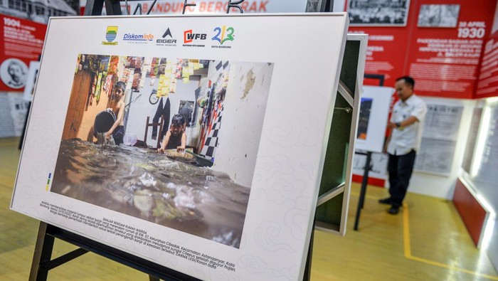 Pengunjung mengamati karya foto pada Pameran Foto Kota Bandung dan Kisahnya di Museum Kota Bandung, Jawa Barat, Rabu (27/9/2023). Pameran foto yang diadakan oleh Wartawan Foto Bandung dalam rangka HUT ke-213 Kota Bandung tersebut menampilkan 57 karya dari 21 peserta. ANTARA FOTO/Raisan Al Farisi/nym.