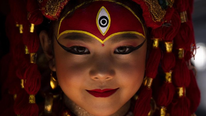 Melihat Ritual Kumari Puja di Nepal Kumari Puja, salah satu ritual pemujaan di Nepal. Ritual ini diikuti oleh gadis- gadis berusia di bawah sembilan tahun. Ini potretnya.