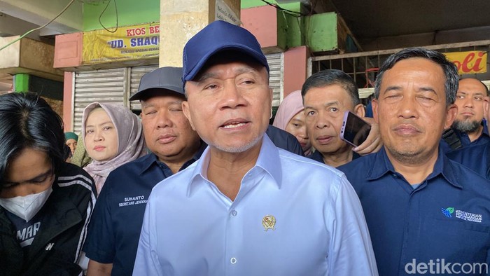 Menteri Perdagangan Zulkifli Hasan saat berkunjung ke Pasar Sederhana, Kota Bandung, Rabu (27/9/2023).