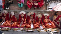 Gadis-gadis muda berpakaian dewi Kumari mengikuti Tradisi Kumari di Hanuman Dhoka, Basantapur Durbar Square, Kathmandu, Nepal, Rabu (27/9/2023).  