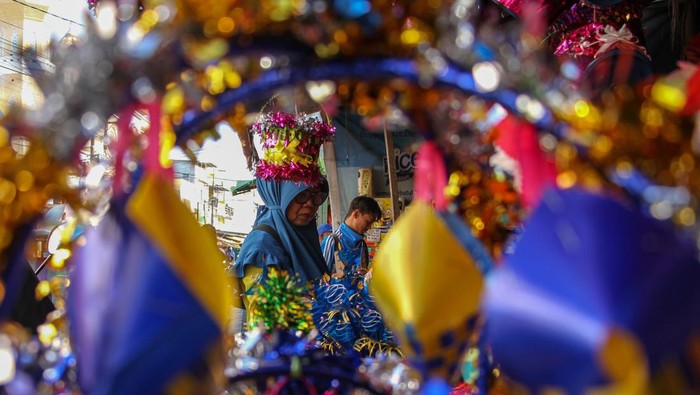 Pembeli memilih pernak-pernik peringatan Maulid Nabi Muhammad SAW di Pasar Terong, Makassar, Sulawesi Selatan, Rabu (27/9/2023). Sebagian pedagang di daerah itu memanfaatkan waktu jelang peringatan Maulid Nabi Muhammad SAW untuk menjual pernak-pernik seperti bunga dan pohon telur serta beragam bentuk keranjang hias dengan harga Rp10 ribu hingga Rp400 ribu. ANTARA FOTO/Arnas Padda/nym.