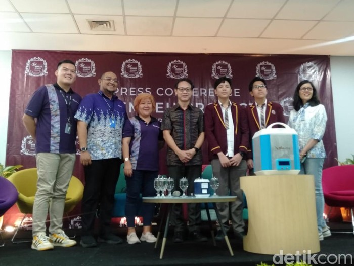 Mesin pembuat tempe portable buatan siswa Binus. Mesin pembuat tempe portable buatan siswa Binus.
