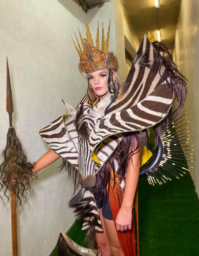 Banyak yang kecewa dengan kemenangan wanita kelahiran Harare, Zimbabwe, tersebut. Brooke dianggap tidak merepresentasikan wanita Zimbabwe, yang mayoritas berkulit hitam, karena berasal dari ras kaukasia dengan kulit putih dan rambut pirang. Foto: Instagram/@brooke_brukjackson @missuniversezw