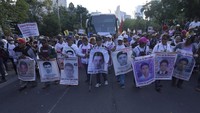 Kala itu mereka sedang melakukan perjalanan ke Mexico City. Mereka hendak menandai peringatan 46 tahun pembantaian Tlatelolco.  