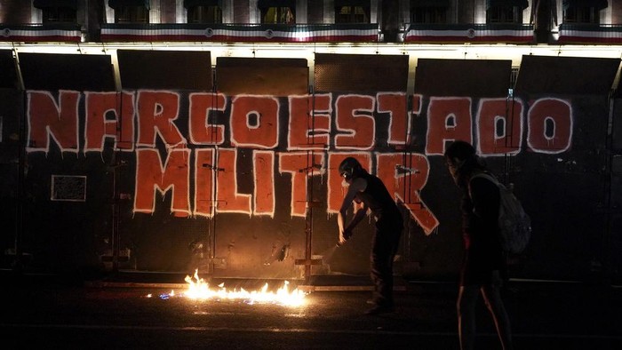 Misteri 43 Pelajar Meksiko yang Hilang Belum Terpecah, Keluarga Tuntut Keadilan Town men carry a painting related to the 43 missing Ayotzinapa university students as relatives and sympathizers march on the 9th anniversary of their disappearance, in Mexico City, Tuesday, Sept. 26, 2023. (AP Photo/Marco Ugarte)