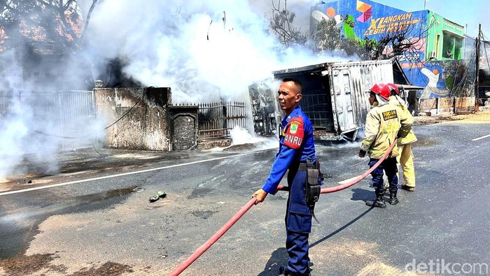 Mobil boks bermuatan solar meledak di Jalan Raya Kosambi, Karawang