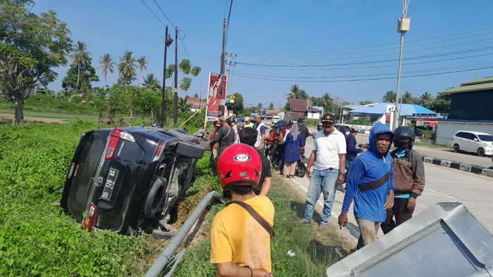 Mobil mantan Bupati Mamasa Ramlan Badawi tabrak rambu lalin hingga terbalik gegara rem blong.