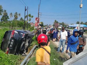 Mobil Eks Bupati Mamasa Ramlan Tabrak Rambu Lalin-Terbalik gegara Rem Blong