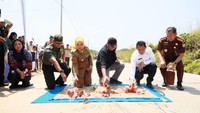 Kegiatan tersebut turut menghadirkan tradisi pecah kendi.  