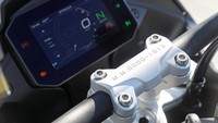 Selain itu, semua pengalaman dan data-data selama berkendara bisa dipahami dengan mudah, berkat dukungan fitur 5 TFT Color Instrumentation. Layar interaktif ini mampu langsung sistem pemantauan tekanan ban (TPMS). Foto: Dok. Moto Guzzi Indonesia