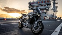 Moto Guzzi V100 Mandello Special Edition Aviazione Navale diklaim kendaraan roda dua pertama di dunia dengan teknologi adaptive aerodynamics. Dengan begitu, posisi deflector di sisi tangki motor berkapasitas 17 liter tersebut bisa disesuaikan secara otomatis berdasarkan kecepatan dan mode berkendara. Foto: Dok. Moto Guzzi Indonesia