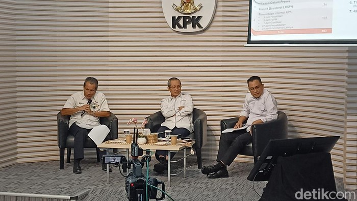Pahala Nainggolan (kiri) dalam diskusi di KPK